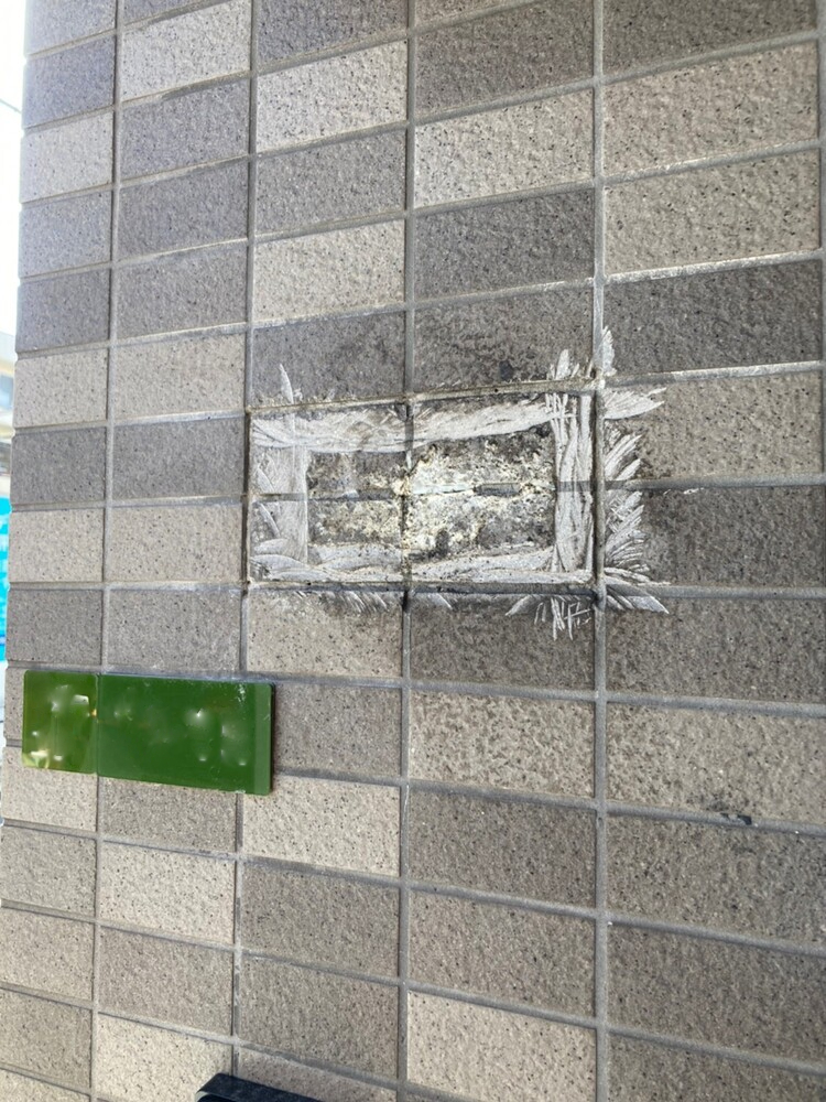 外壁タイルが傷だらけ 張替え 色合わせ補修 大阪府 お家の傷補修は大阪 豊中市のリテック Reteq へ リペアなら短時間 低コストで元通りに