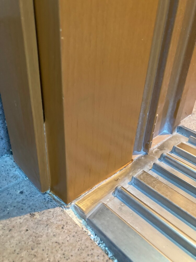 エフロ玄関枠補修前