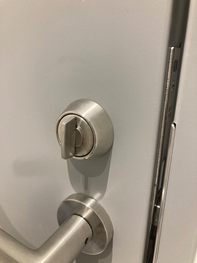 金属扉キズ補修前