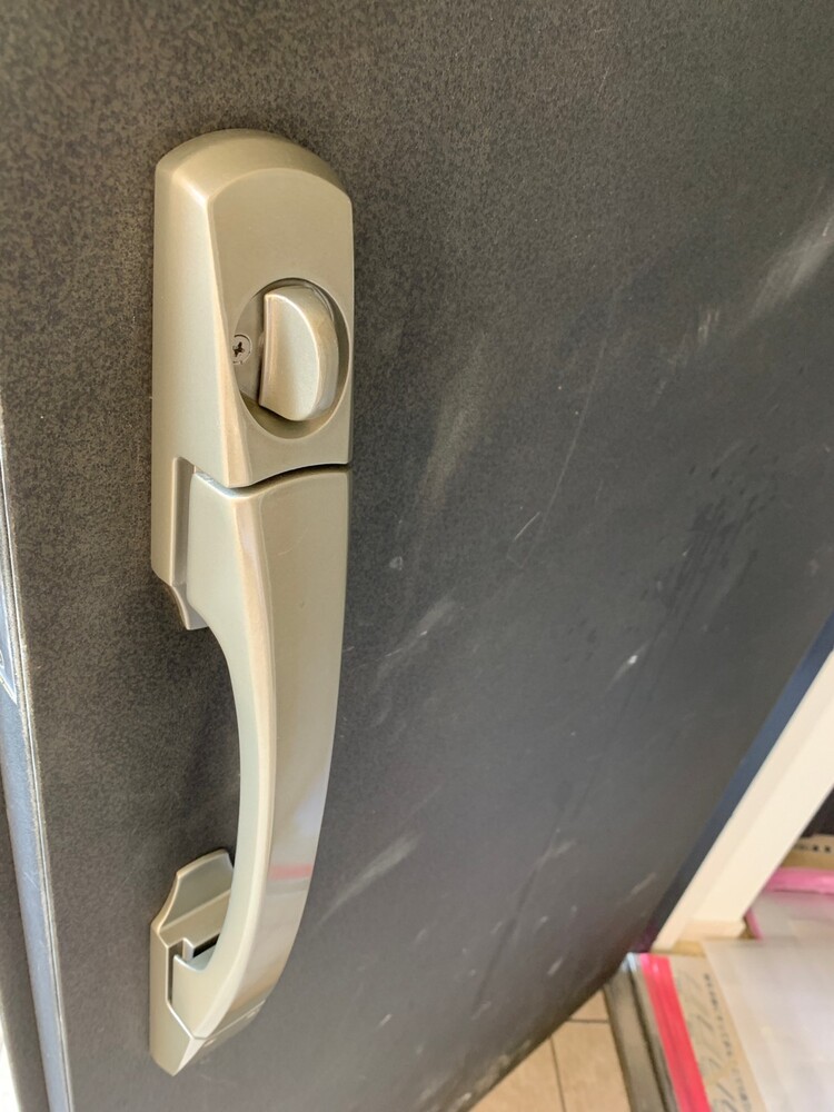 玄関ドア取っ手補修前