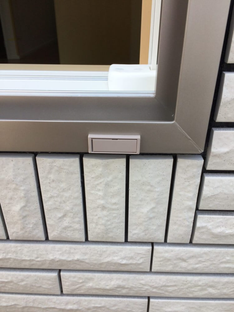 樹脂サッシ割れ過ぎ補修　（新築補修でこれは。。）　奈良県大和高田 BEFORE