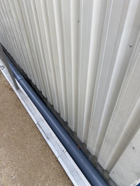 倉庫凹み補修前