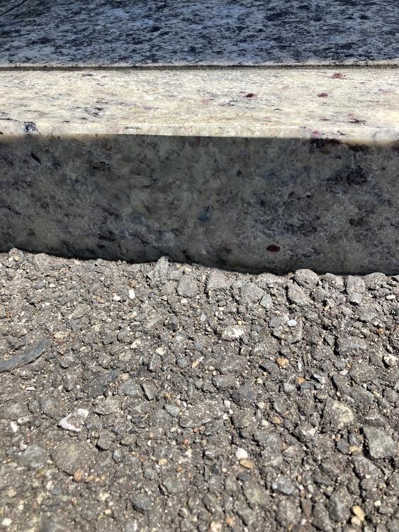 縁石欠けリペア前