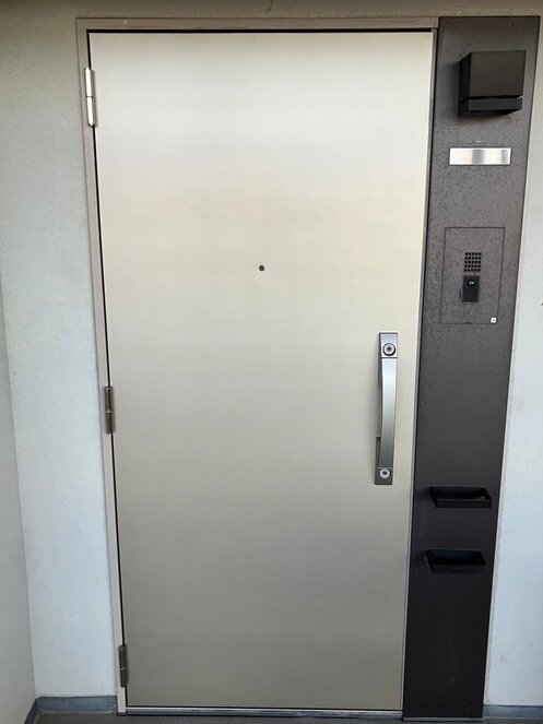 マンション玄関ドア補修前