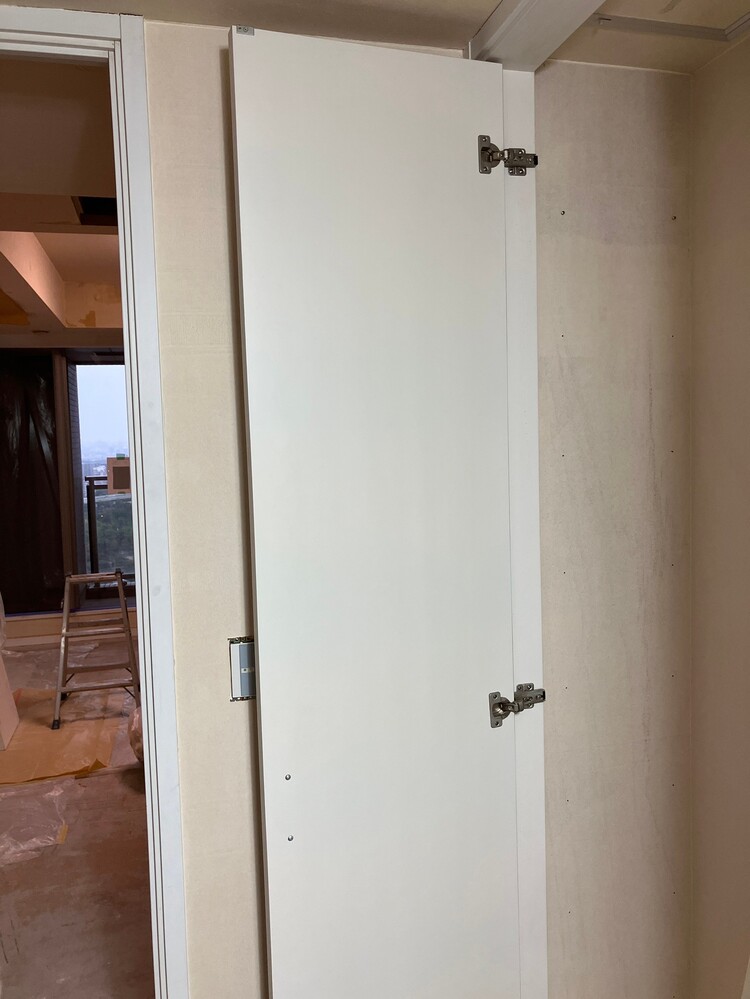 収納ドアはがれ補修前