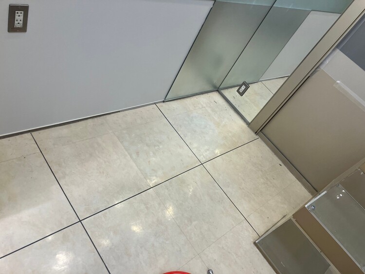 商業施設床タイルリペア前