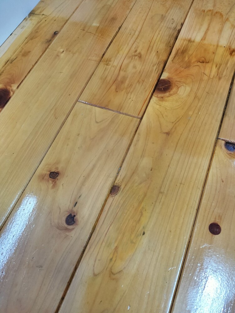 無垢フローリング穴補修前