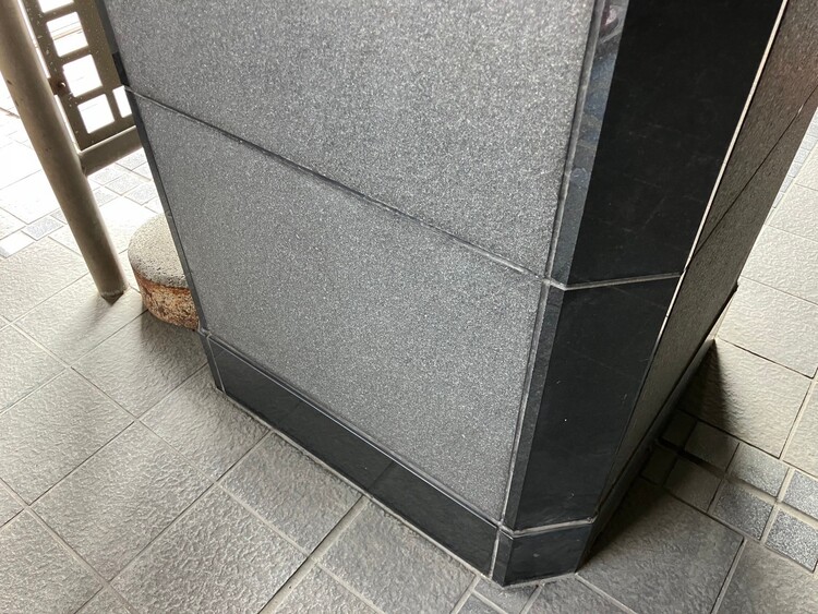 駐車場柱補修前