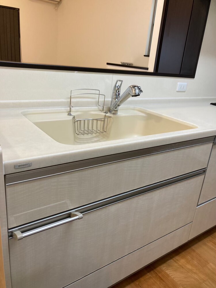 キッチン鏡面扉リペア前