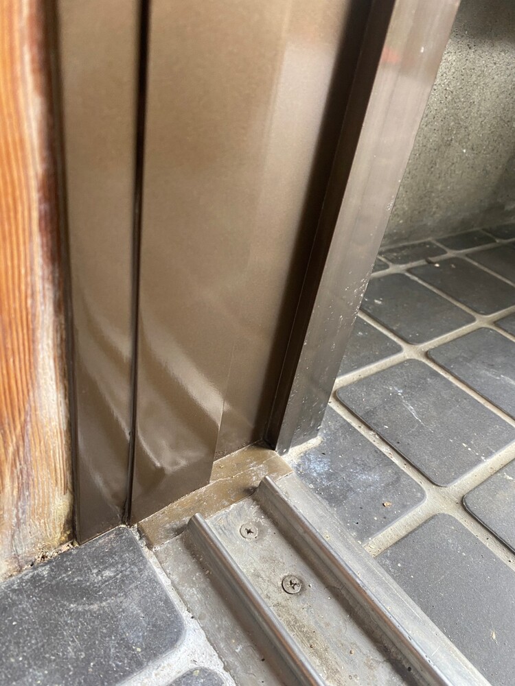 アルミ建具枠腐食補修前
