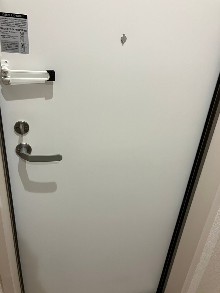 賃貸玄関ドア凹み補修前