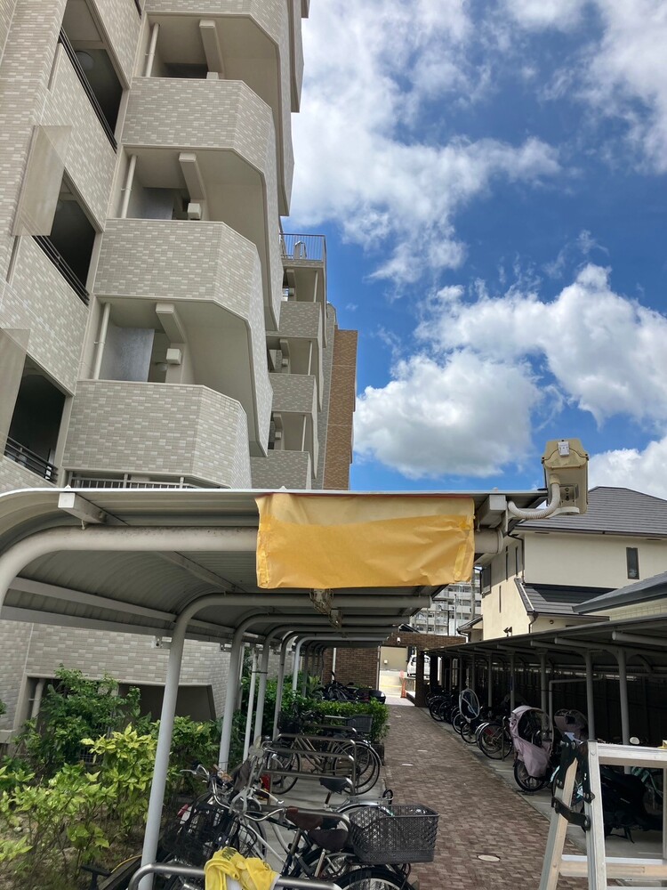 マンション駐輪場の屋根補修前