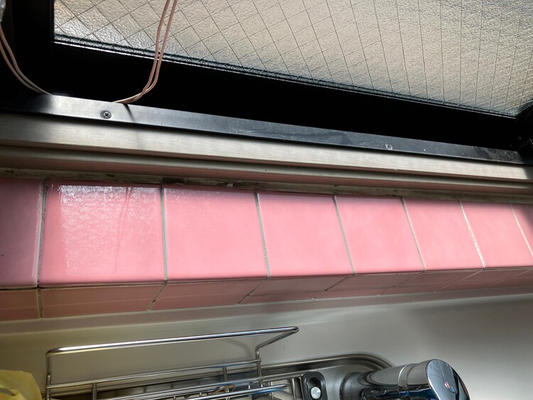 ピンクのツルツルタイル補修前