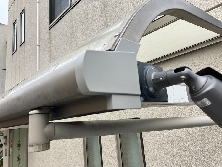 コーナー樹脂キャップ破損補修前