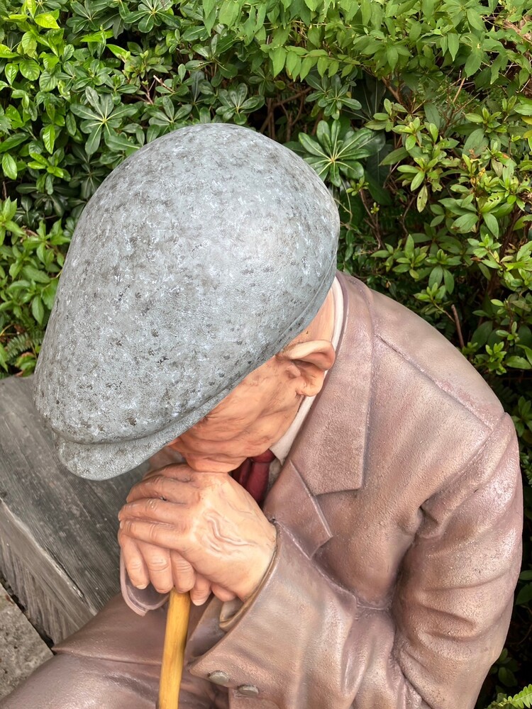 おじいちゃんの像　塗装はがれリペア前