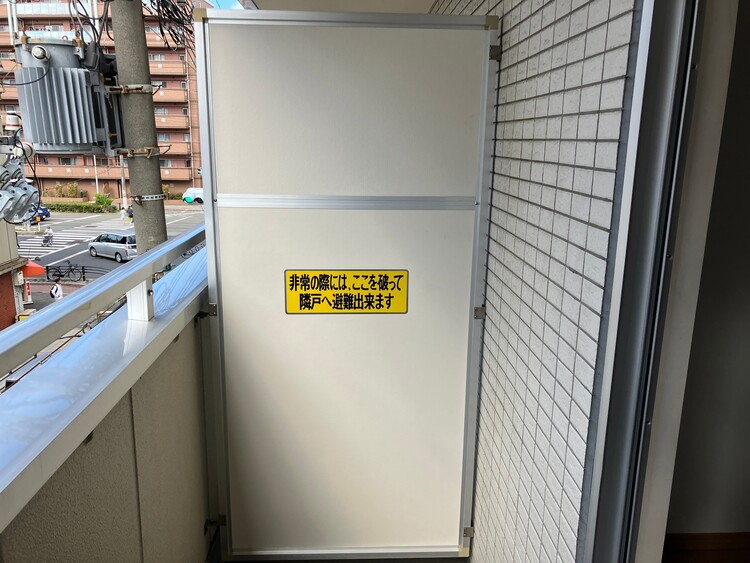 割れたベランダパーテーション修理工事前