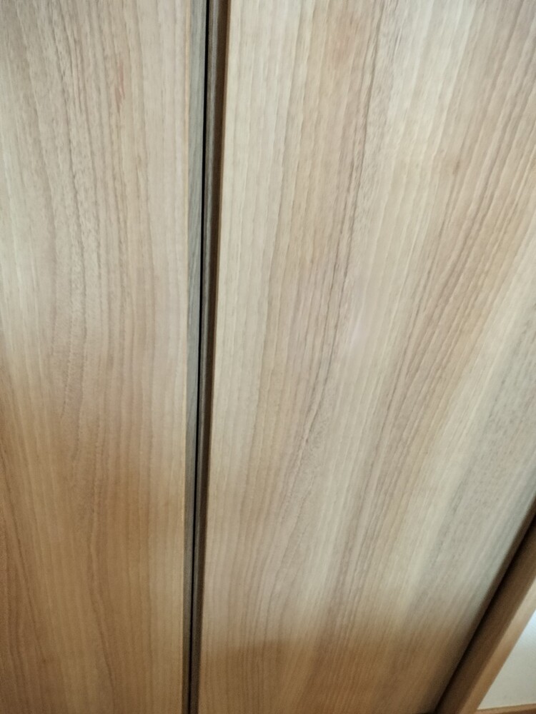 収納扉穴補修前