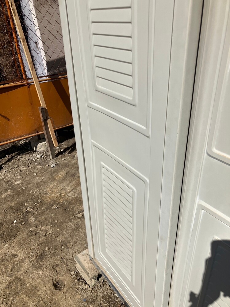 物置ブリキ引戸補修前