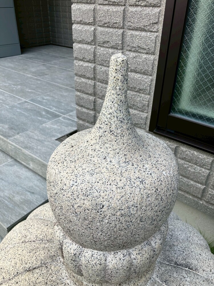 石灯篭欠損補修前