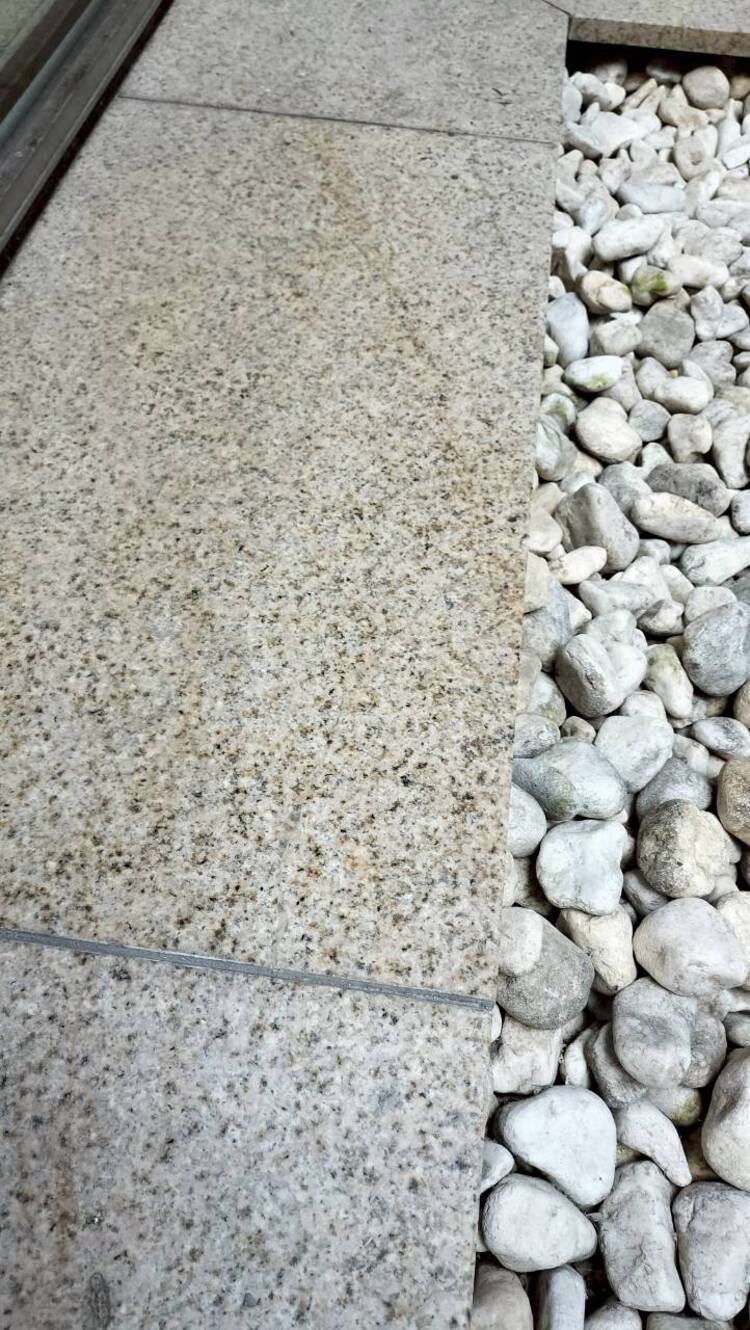 集合住宅石材タイル割れ補修前