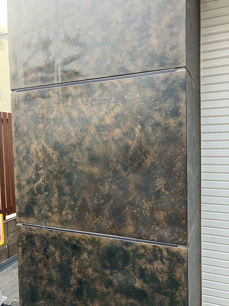 心斎橋パネル外壁凹み補修前